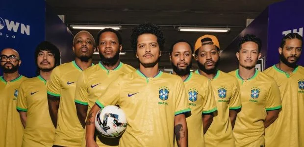 Imagem da seleção brasileira de futebol com Bruno Mars ao centro usando a camisa do Brasil