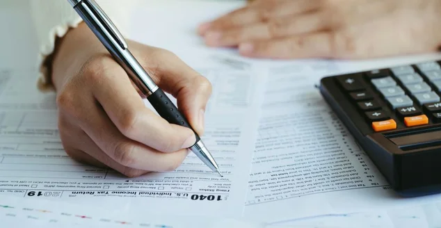 Mulheres preenchendo formulário de impostos dos EUA. formulário fiscal nós negócios renda escritório conceito de preenchimento manual.trabalho de casa -