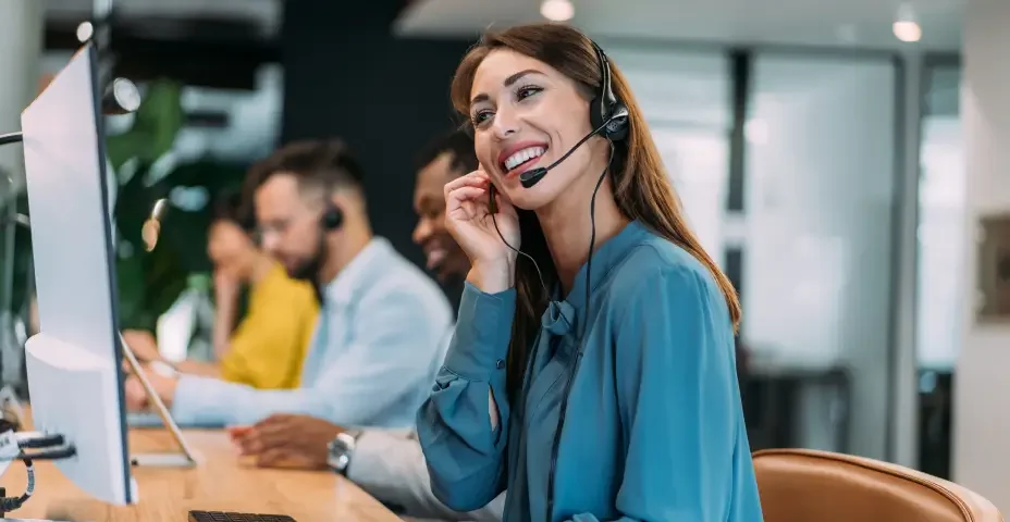 Mulher usando uma camisa azul atendendo o telefone