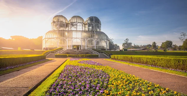 Parque público em torno da estufa do jardim botânico em Curitiba, Paraná, Brasil