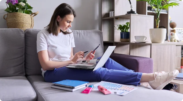 Marketing doméstico online, jovem mulher de negócios fazendo vendas online