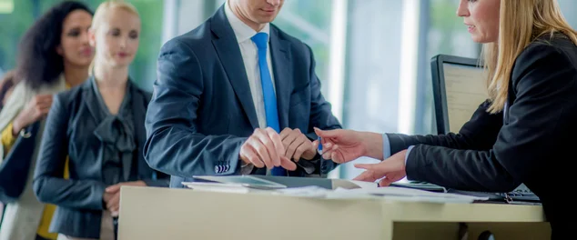 Homem se preparando para assinar um contrato bancário