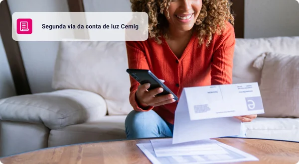 Mulher em casa pagando contas on-line usando seu telefone celular