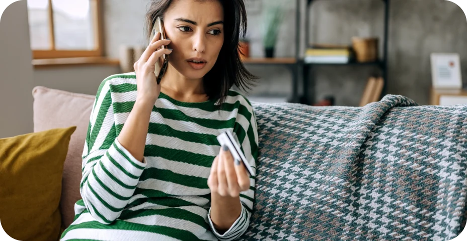 Duas mulheres negras organizando as finanças com planilhas