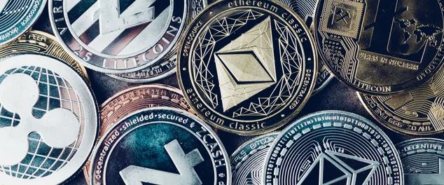 Fundo de moeda criptografia com vários tipos de moedas de símbolo brilhante prata e ouro físico cryptocurrencies, Bitcoin, Ethereum, Litecoin, zcash, ripple