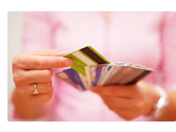 Mulher escolher um cartão de crédito, o conceito de crédito dívida