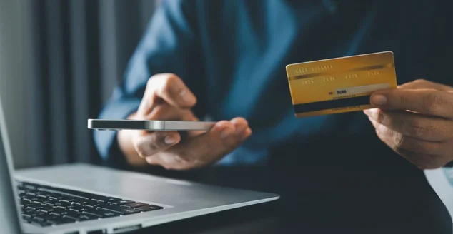 segurando o cartão de crédito e celular