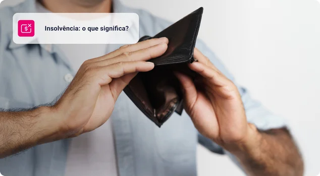 Homem chateado segurando de cabeça para baixo e olhando dentro de sua carteira vazia em fundo branco. crise financeira, falência, sem dinheiro, má economia Concept