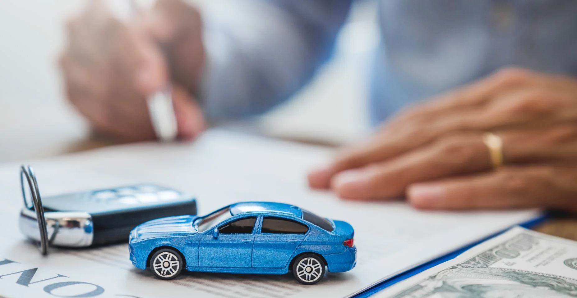Negócio do agente da venda ao contrato bem sucedido do empréstimo de carro do acordo com cliente e sinal contrato conceito do carro do seguro
