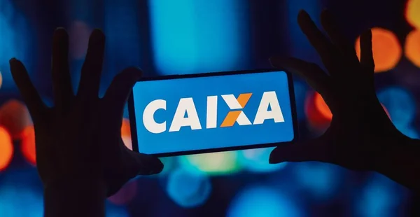 Nesta ilustração fotográfica, o logotipo da Caixa Econômica Federal (CEF) é exibido na tela de um smartphone.