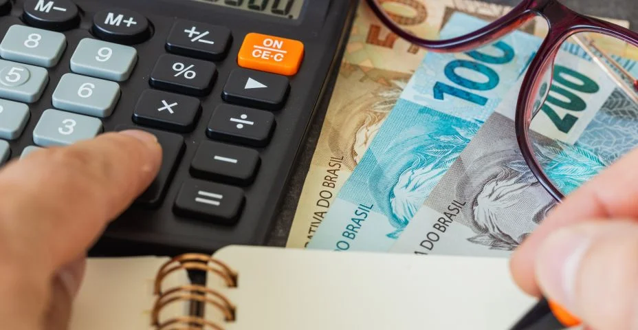 Liquidações financeiras em reais, Análise financeira, Apuração de impostos, Custos de risco, projeto de negócios. Dinheiro do Brasil, de perto.