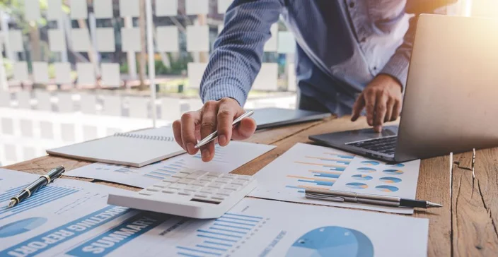 Os financiadores estão calculando impostos pessoais para seus clientes.