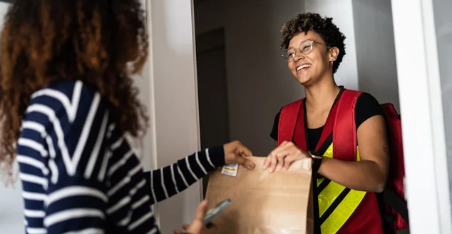 Mulher que recebe a entrega em casa