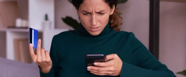 mulher com cartão de credito na mão