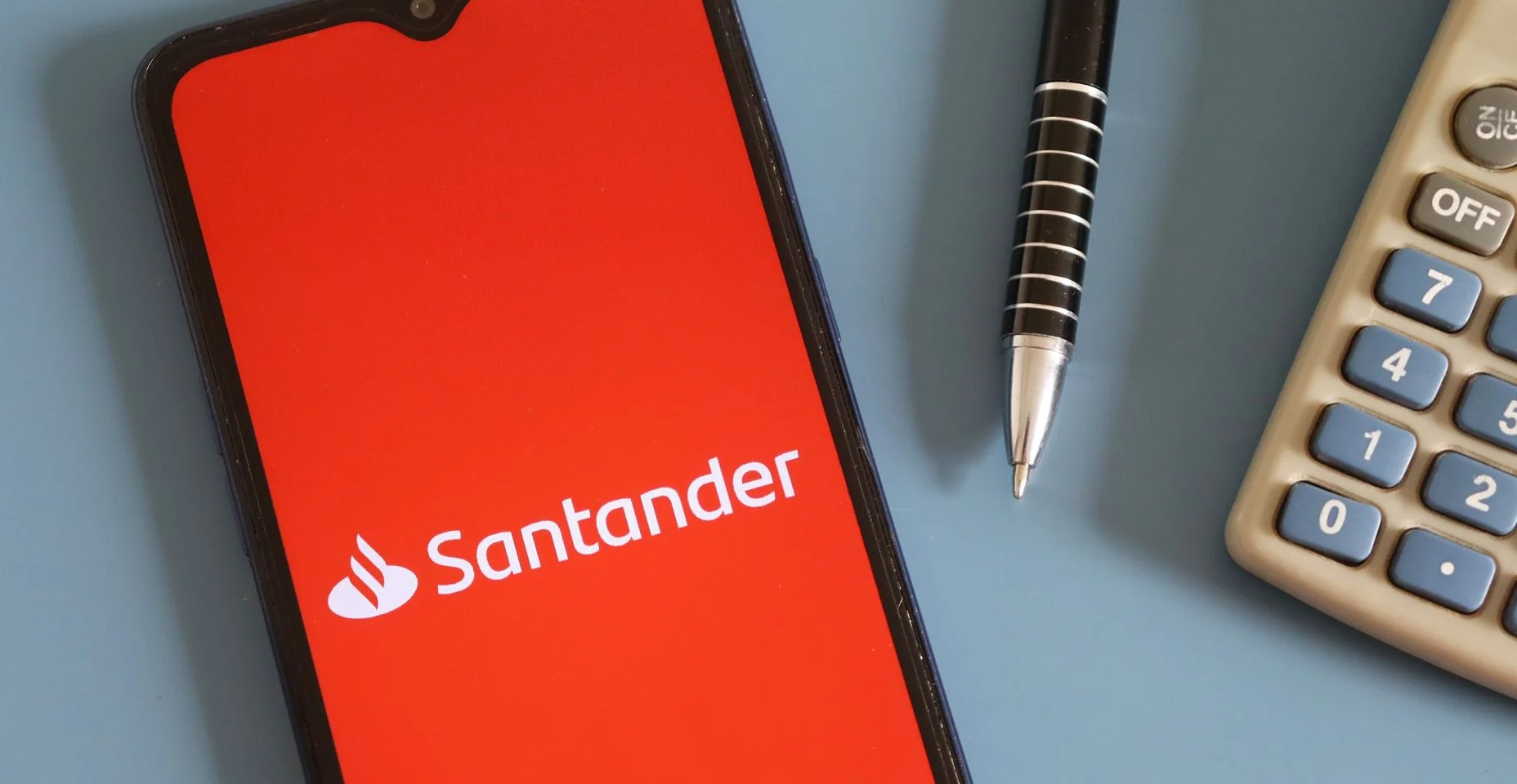 Logotipo do Banco Santander (Banco Santander) na tela do smartphone na mesa de escritório.