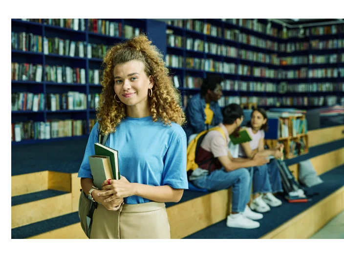 menina estudando através do financiamento estudantil