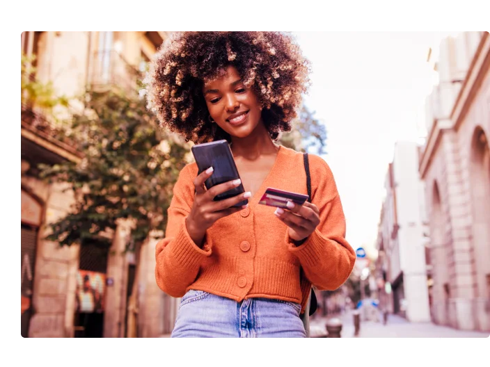 Garota feliz em Barcelona fazendo compras online em movimento