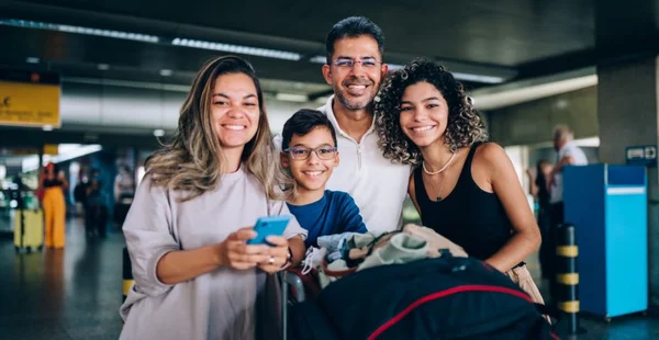 Família no aeroporto