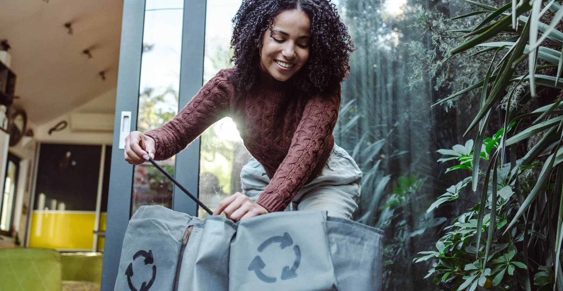 Descarte de resíduos em sacos de reciclagem