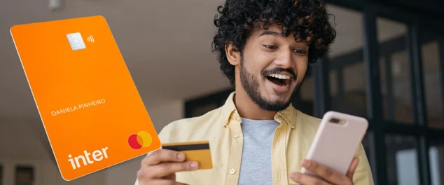 Homem indiano segurando cartão de crédito usando compras de celular on-line. Freelancer feliz receber pagamento, cheque saldo do cartão. Cara emocional pedindo comida on-line olhando para a tela digital
