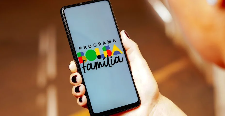 Nesta ilustração fotográfica, o logotipo do Bolsa Família é exibido na tela de um smartphone.