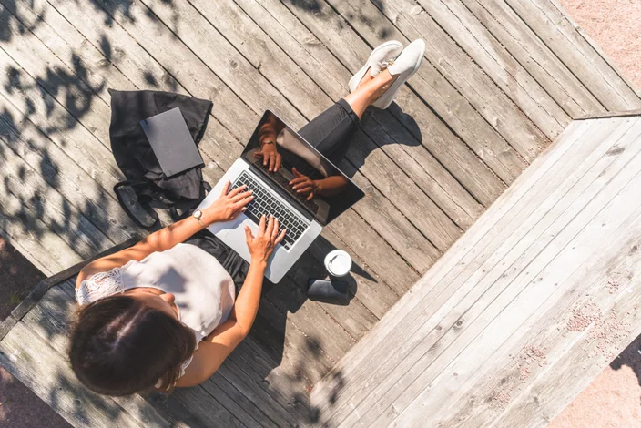 A mulher freelance está trabalhando no go