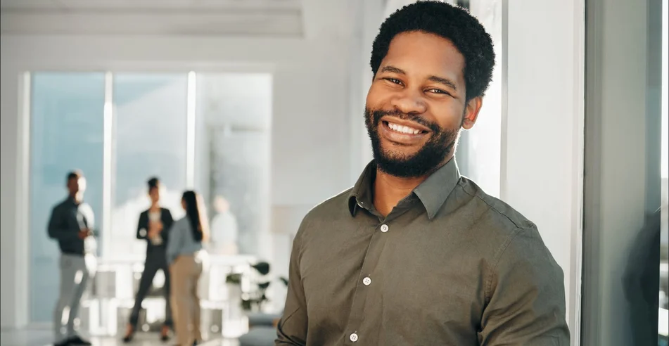 Retrato, tablet digital e homem negro no escritório feliz, sorriso e empoderado, ambição e mentalidade. Rosto e empresário ou CEO em empresa startup para gestão ou projeto online no local de trabalho