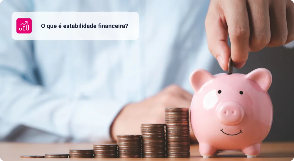 Empresário colocando moeda para cofrinho rosa com aumento de moedas empilhando na mesa, poupança de dinheiro e depósito para investimento para obter lucro e conceito de dividendos.