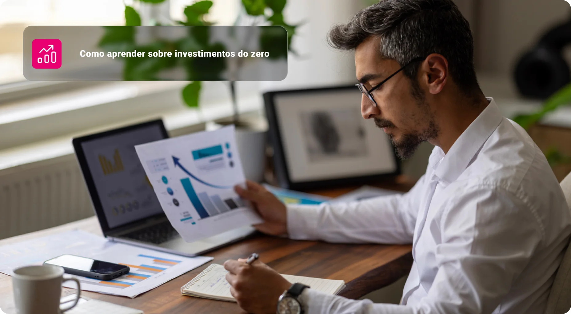 Empresário trabalhando no relatório financeiro das operações corporativas, balanço