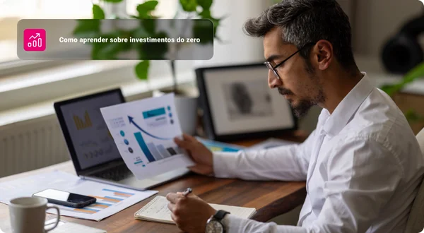 Empresário trabalhando no relatório financeiro das operações corporativas, balanço