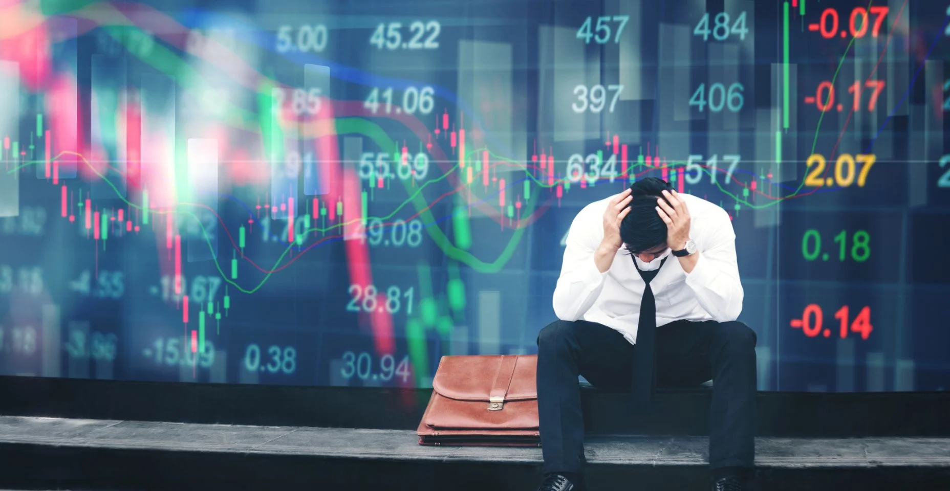 Empresário cansado ou estressado, sentado no corredor no fundo financeiro de pânico digital mercado de ações