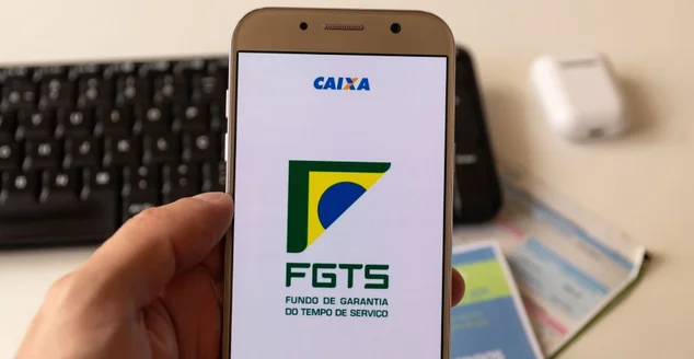 Aplicativo do FGTS (Fundo de Garantia do Tempo de Serviço) na tela do smartphone.