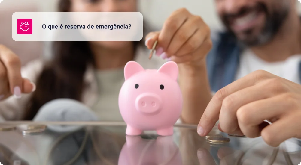 Close-up de mãos jogando dinheiro em cofrinho rosa