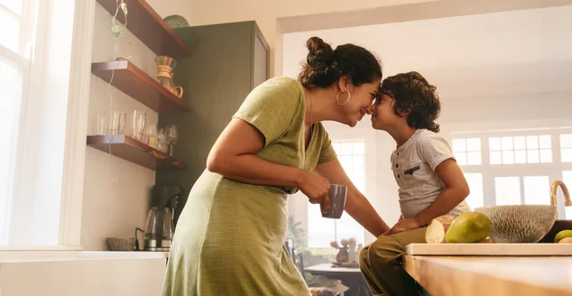 Mãe carinhosa tocando nariz com seu filho