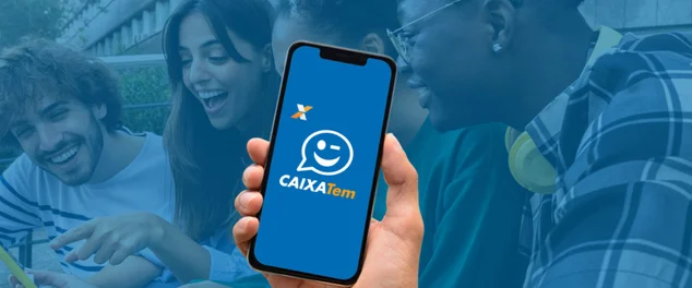 Amigos estudantes universitários multirraciais olham para o celular rindo juntos. Grupo de pessoas felizes usando o telefone ao ar livre.  uma mão segurando o celular com o logo da caixa tem