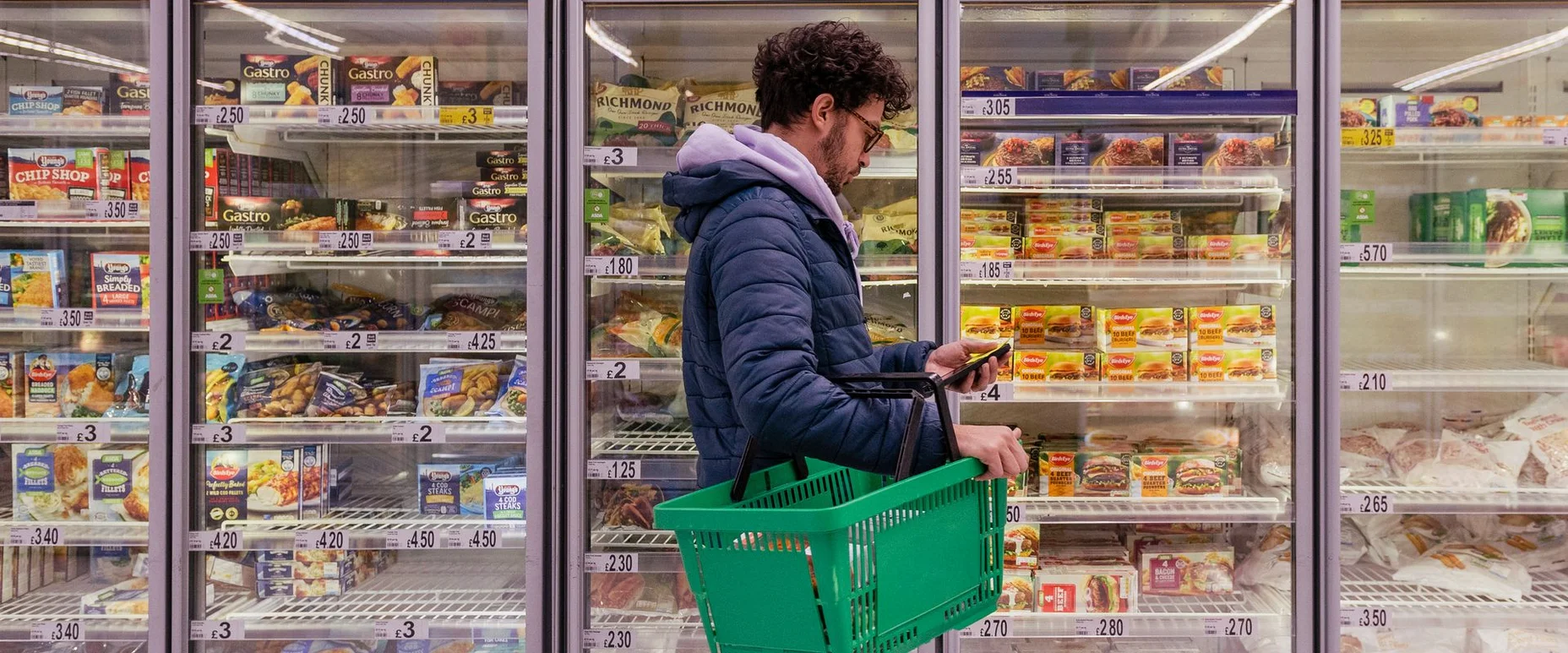 homem comprando coisas para morar sozinho