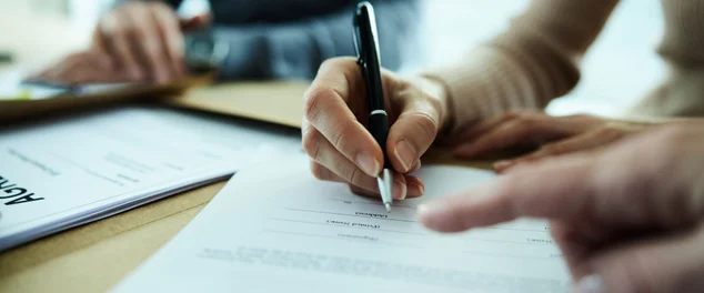 uma pessoa assinando um contrato!