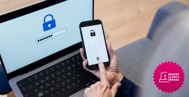 Adulto sênior usando scanner de impressão digital no smartphone para login seguro
