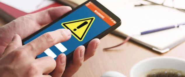 Alerta de segurança no visor do smartphone. Conceito de smartphone infectado por vírus.