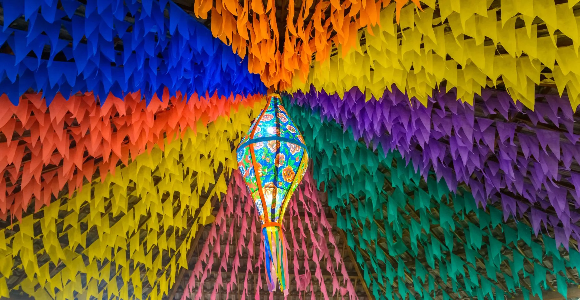 Bandeiras coloridas e balão decorativo para a festa São João, que acontece em junho no nordeste do Brasil.