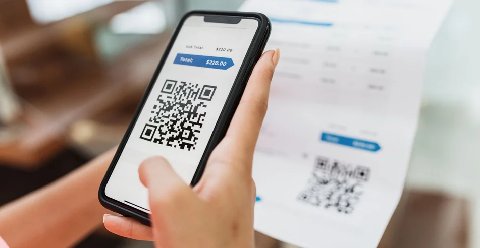 Nova forma de pagamento de contas e contas no Brasil. Mulher segurando celular com aplicativo pix com QR-Code, x close da tela.