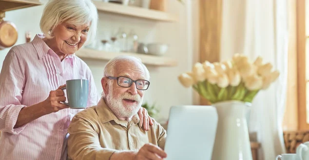 Casal de idosos feliz está tomando café da manhã em casa