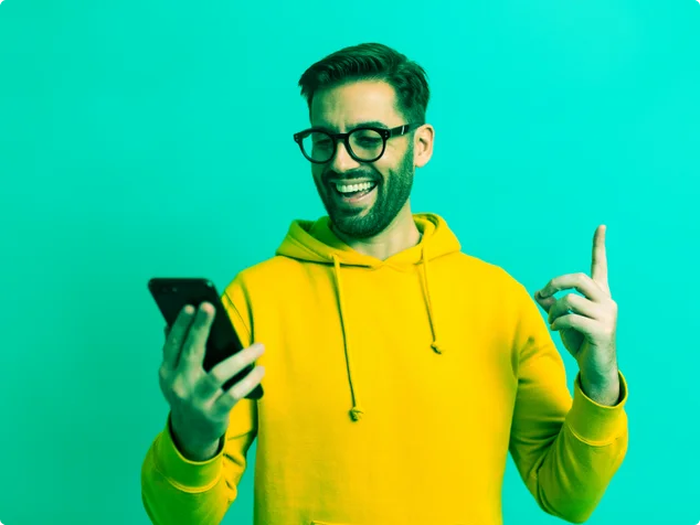 homem olhando pra celular e rindo