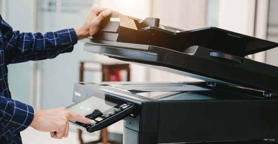 Impressora copiadora, feche a mão o homem do escritório pressione o botão de cópia no painel para usar a copiadora ou a máquina de fotocopiadora para digitalizar documento imprimindo um papel folha.