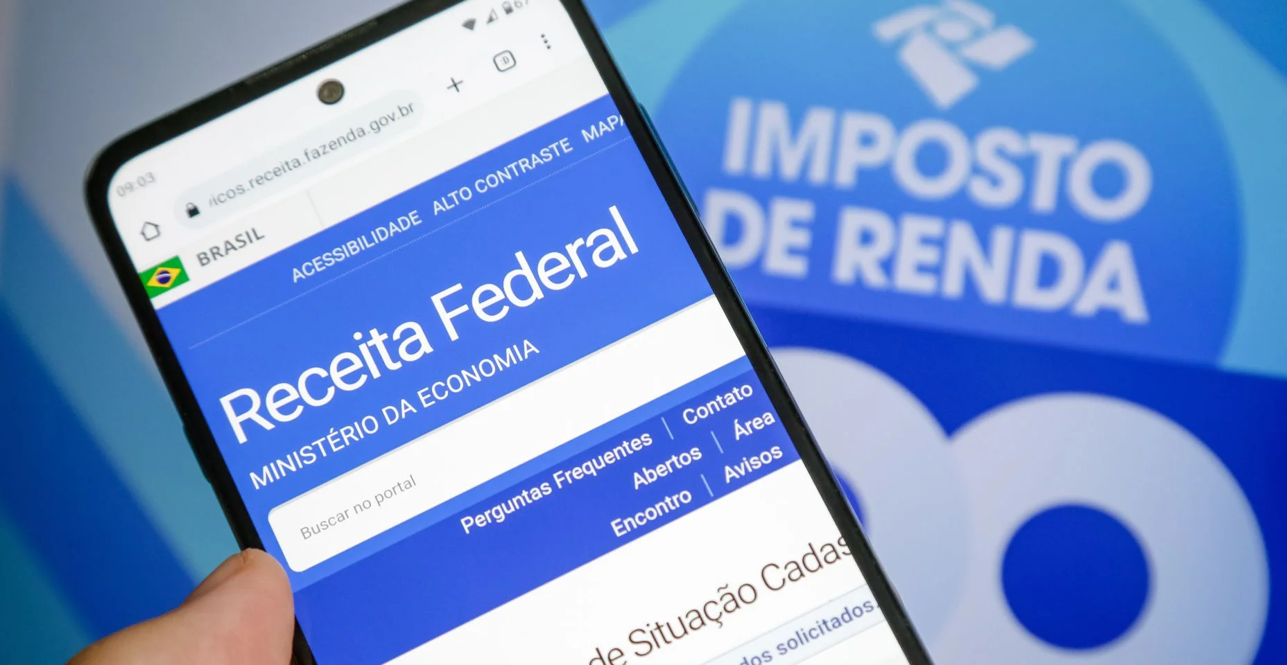 Imposto de renda 2024 da receita federal segurando celular com aplicativo e dinheiro.