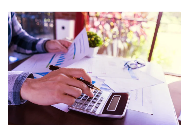 Close-up, Homem contábil ou Empreendedorismo calculando a partir de relatório de resultados, documento de estatística de lucro, papel fiscal no escritório moderno.