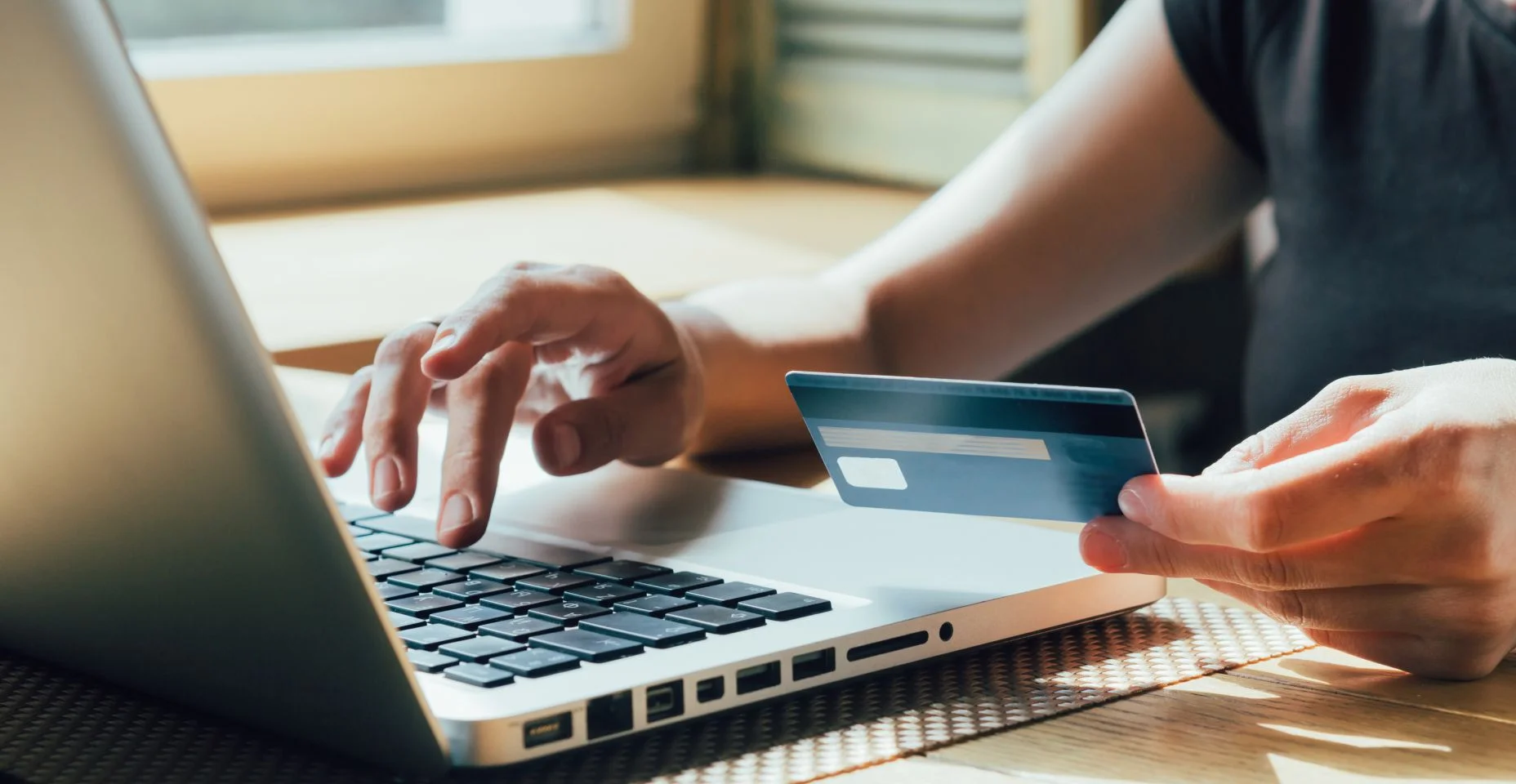 garota faz uma compra na internet no computador com cartão de crédito
