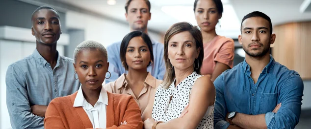 Grupo de pessoas reunidas pelo Dia do Trabalho e preocupadas com como a inadimplência afeta a vida dos trabalhadores