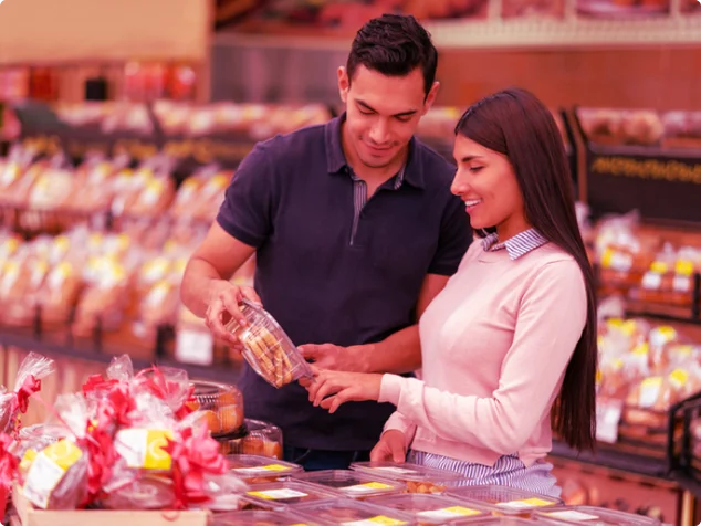 Homem e mulher no supermercado e trabalhando em cima da relação de consumo para evitar dívidas após consumirem o conteúdo do blog da Serasa