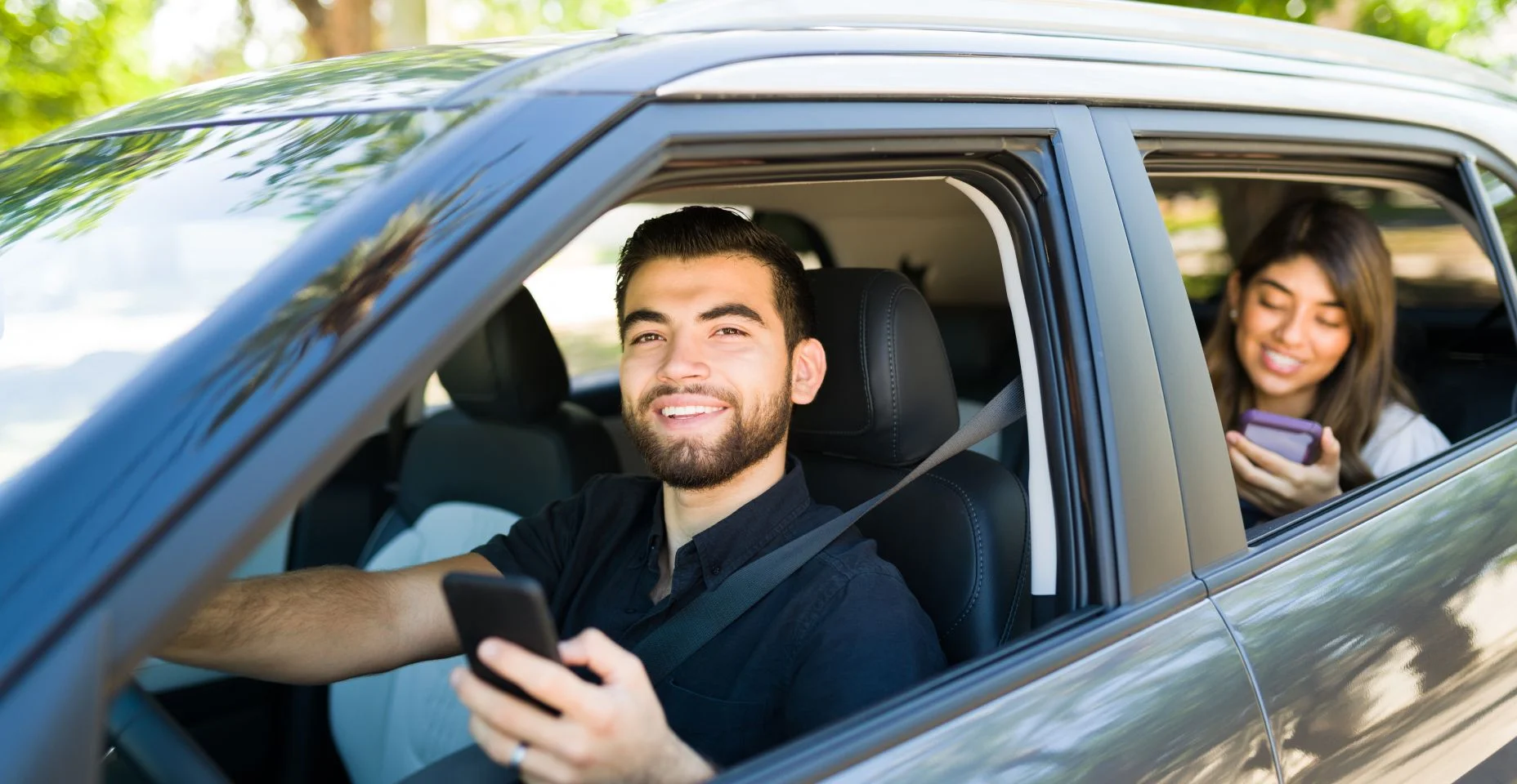 Retrato de um motorista masculino e uma jovem